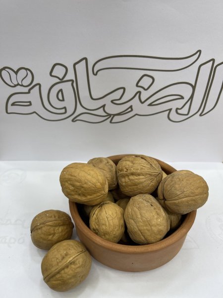 جوز مع القشر
